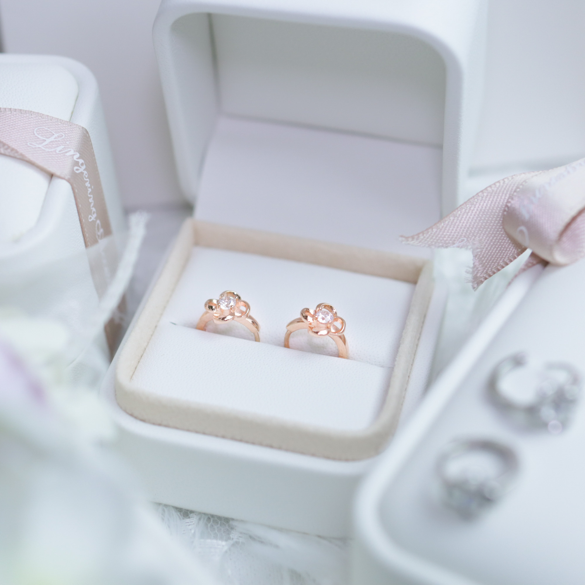 | 999足銀・白金・ 玫瑰金 | 小花禮結耳環 (銀/玫瑰金) | EA0644 |