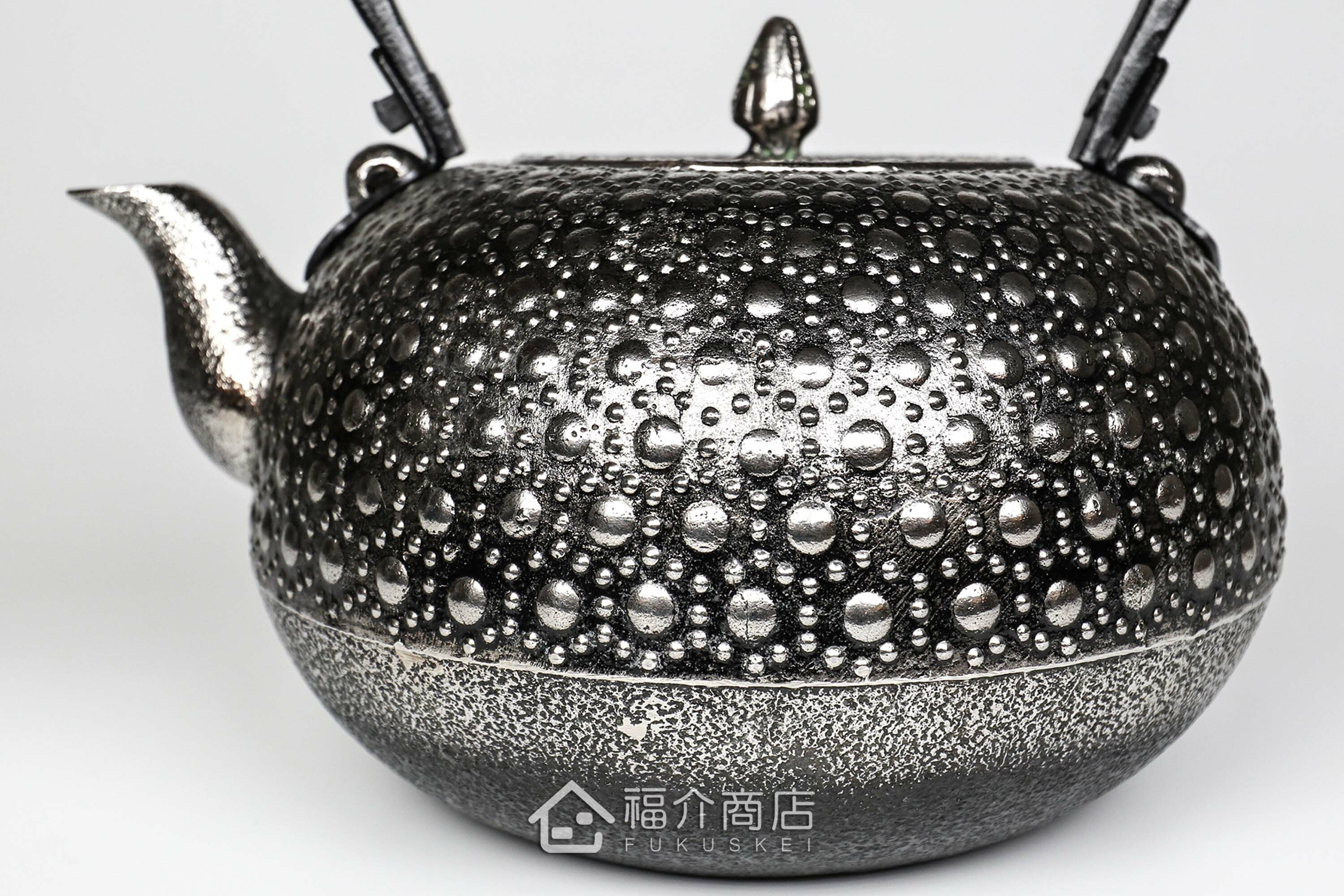 泡茶煮水用的布團型龜甲紋砂鐵壺