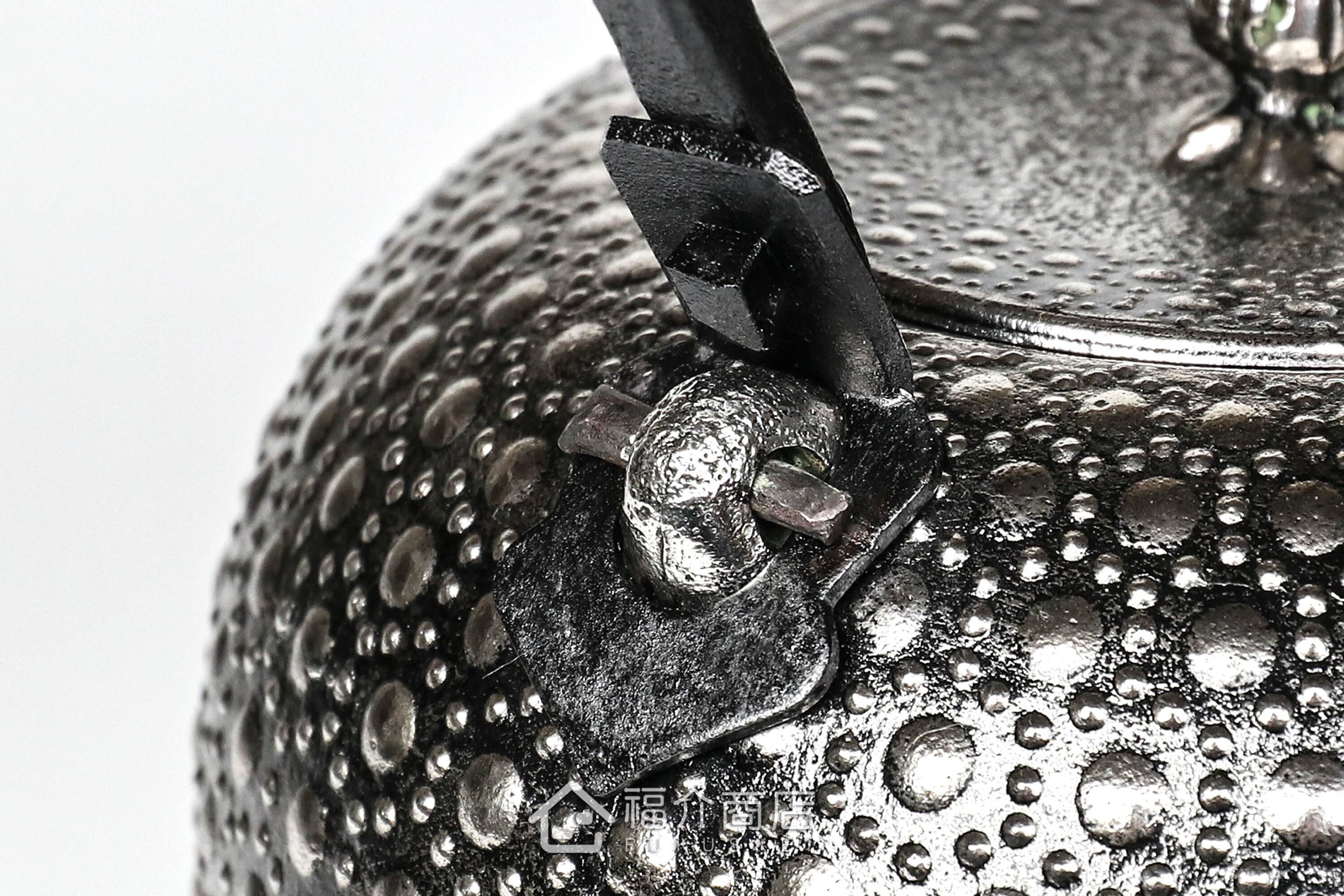 泡茶煮水用的布團型龜甲紋砂鐵壺