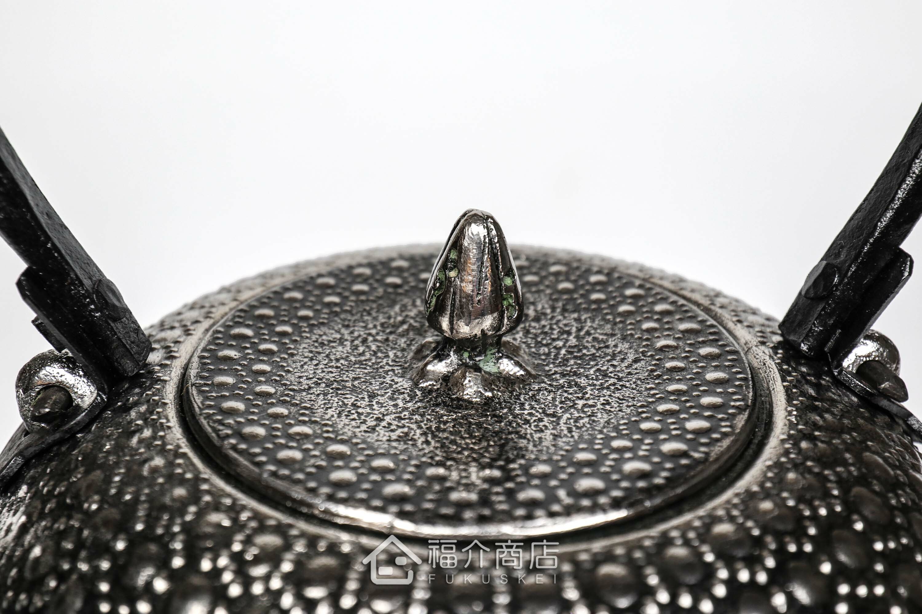 泡茶煮水用的布團型龜甲紋砂鐵壺