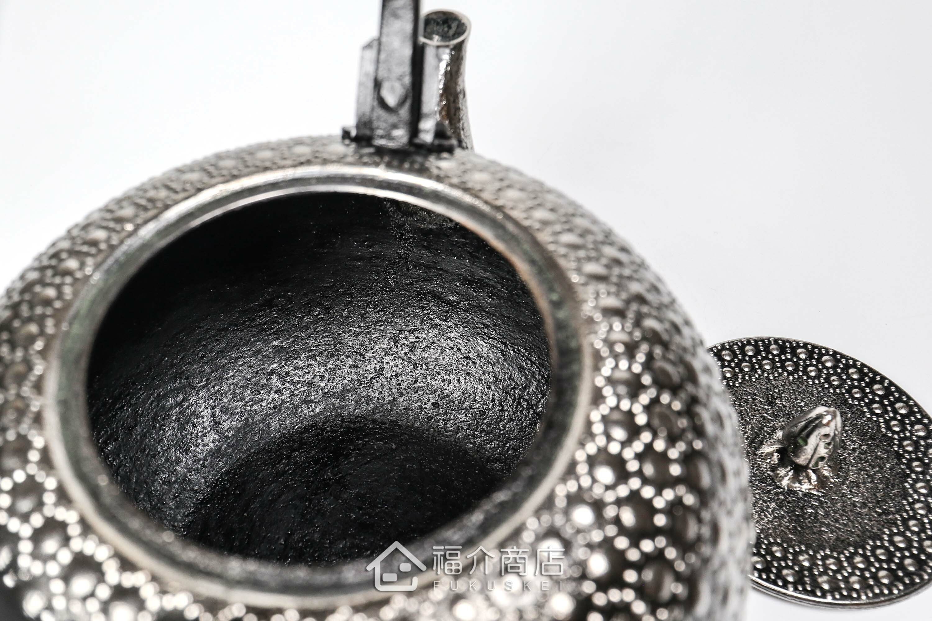 泡茶煮水用的布團型龜甲紋砂鐵壺