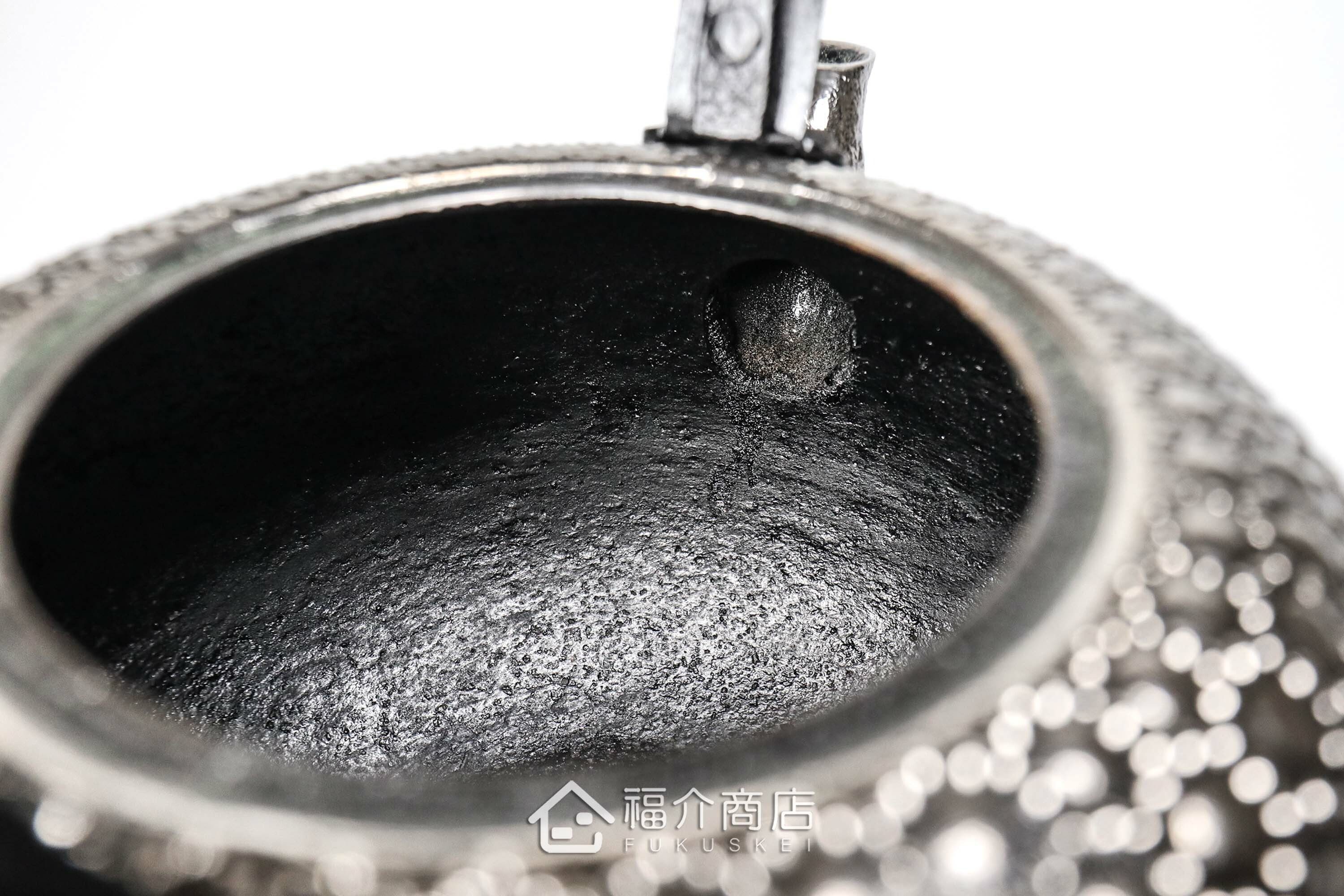 泡茶煮水用的布團型龜甲紋砂鐵壺