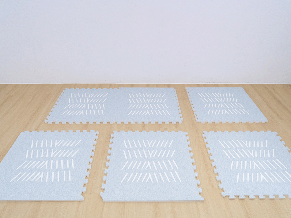 將地墊依序拼接起來,並將邊條拼上就完成囉!