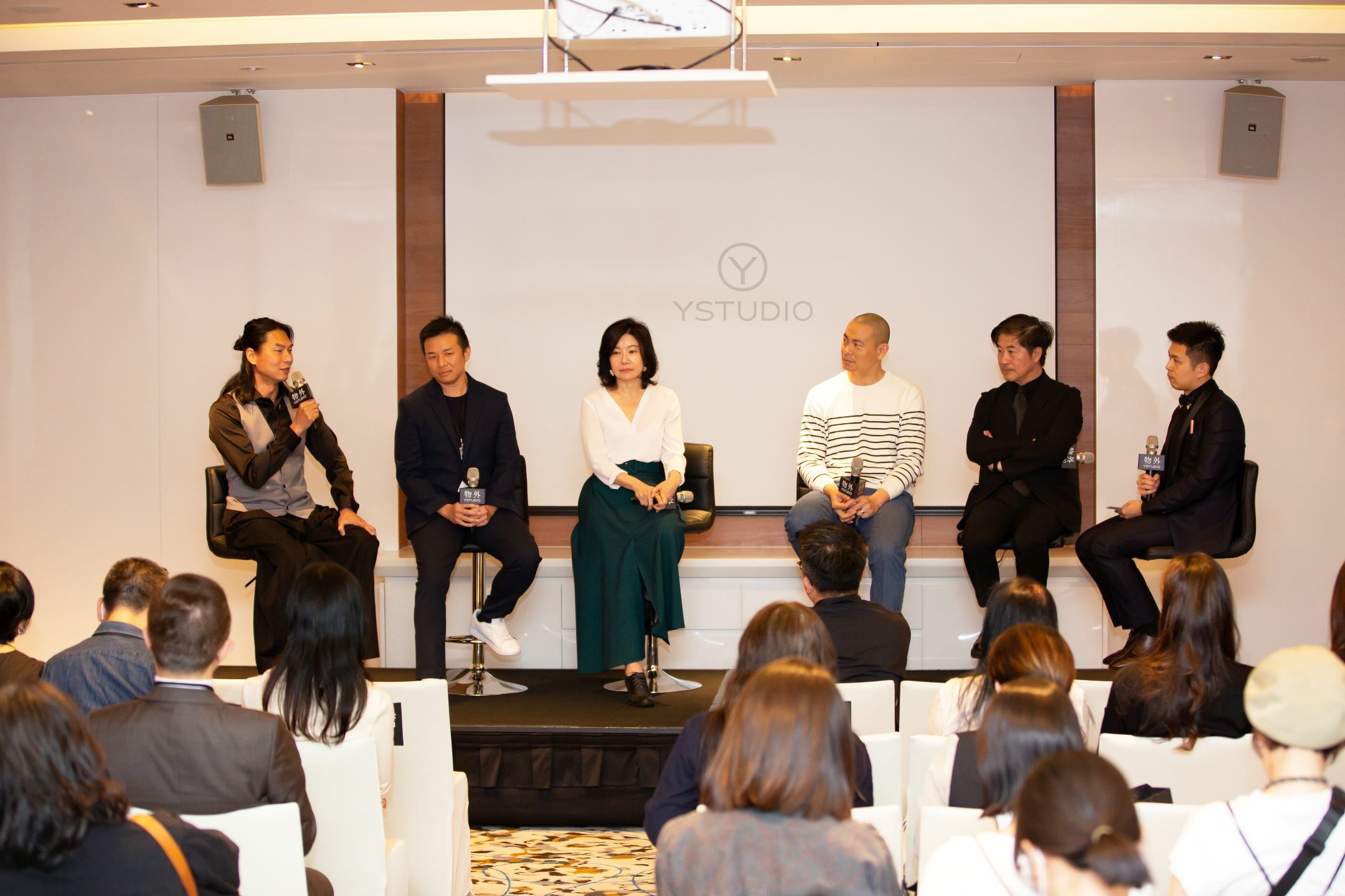 四位名家創作者與物外YSTUDIO主理人廖宜賢展開精采對談。