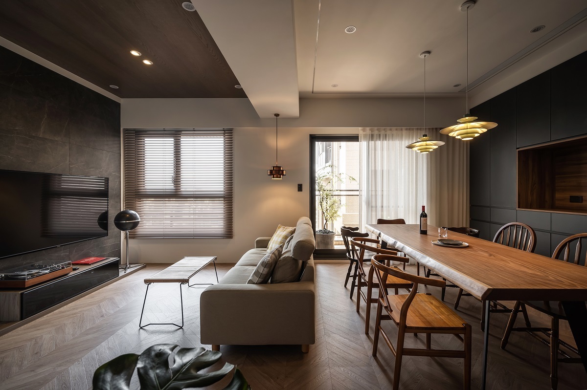 使用長240公分、寬度85-88公分、厚6公分的非洲柚木一枚板，搭配梯形鐵腳，所製成的非洲柚木實木餐桌，讓空間風格大氣、帶點微奢感。photo credit: 默契空間設計