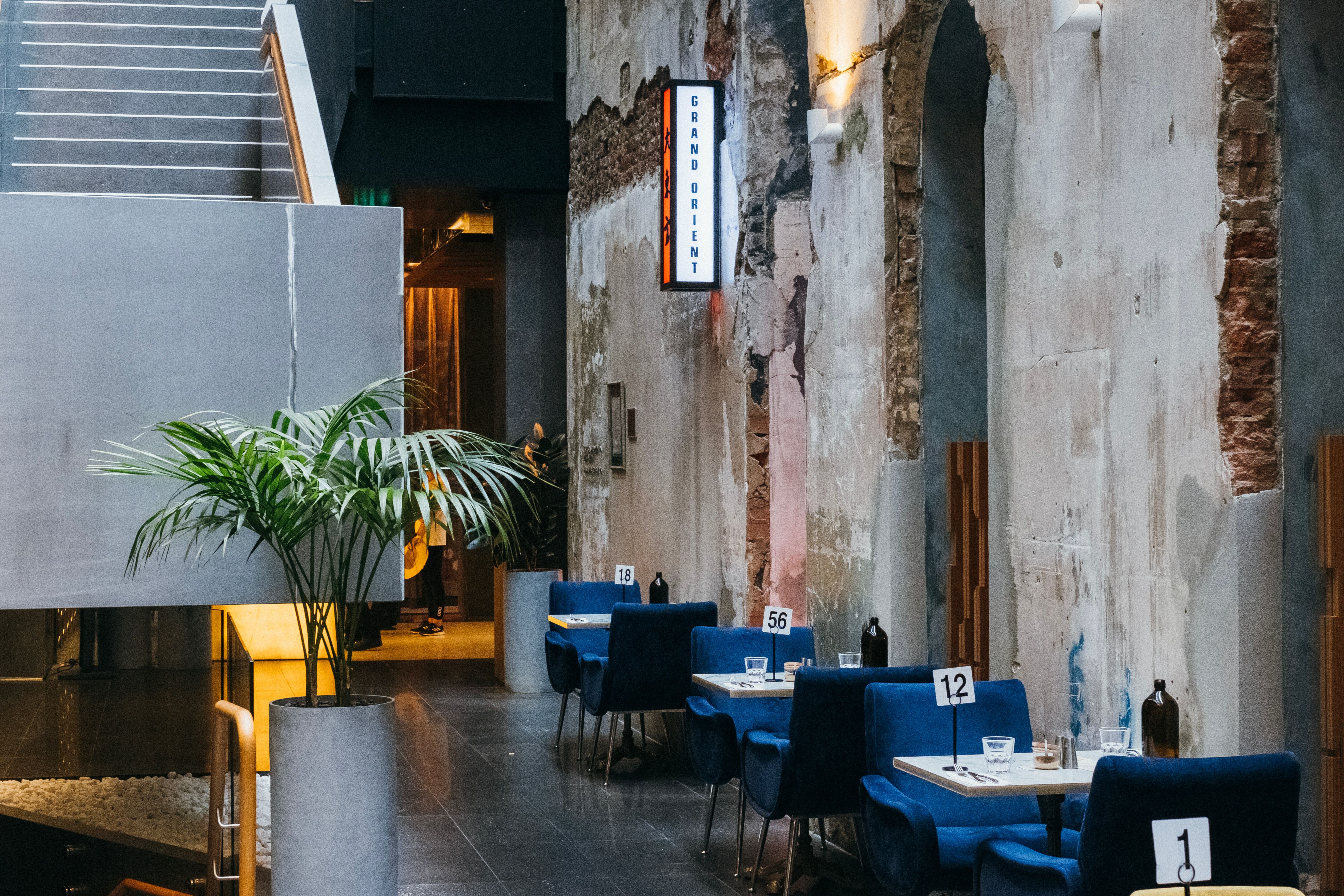 若要更進一步仿擬出過去工廠和倉庫的建築特色，則可使用裸露的紅磚牆，此時磚頭的裂縫、污漬和風化不再是瑕疵，反而增加了牆面的吸引力，將工業風特色中的樸實、原始粗獷展現得更加淋漓盡致。