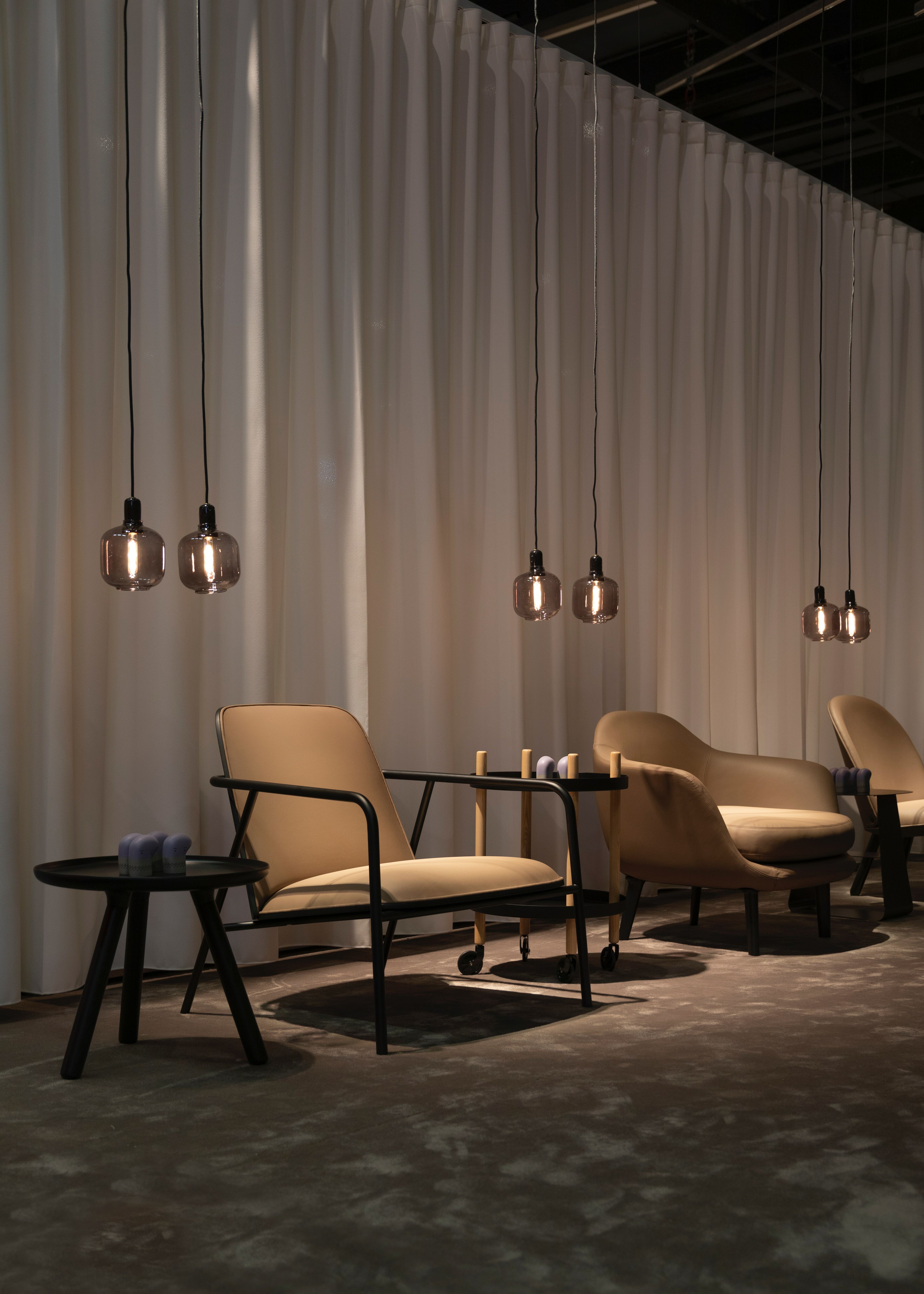 工業風沙發選用皮革沙發，皮革的棕色系與紅磚牆面或是木質色系相似，可以為空間添加一些柔和溫暖的感受。此外，皮革沙發使用後的摺痕紋理、磨舊感或是天然色澤變化，能與工業風的時光感相呼應。