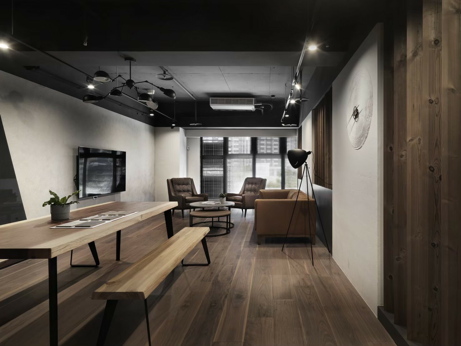 原木餐桌不需要複雜的設計，每一張具有獨特自然紋路的原木板材，便能訴說出充滿故事的工業風餐廳空間。photo credit: 成舍設計