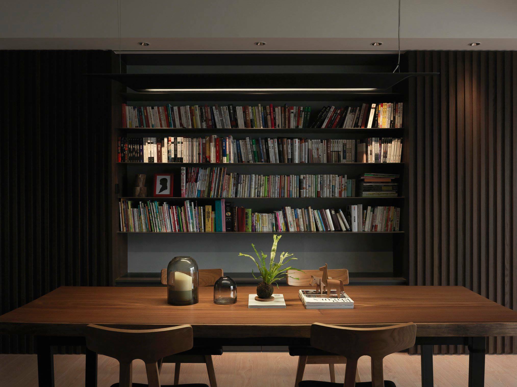 工業風書桌可以採用原木拼板搭配鐵件底，打造極具質感又耐用的實木書桌，或是實木電腦桌，既可將木質調色系帶入書房，同時展現柔軟兼具個性的工業風房間。