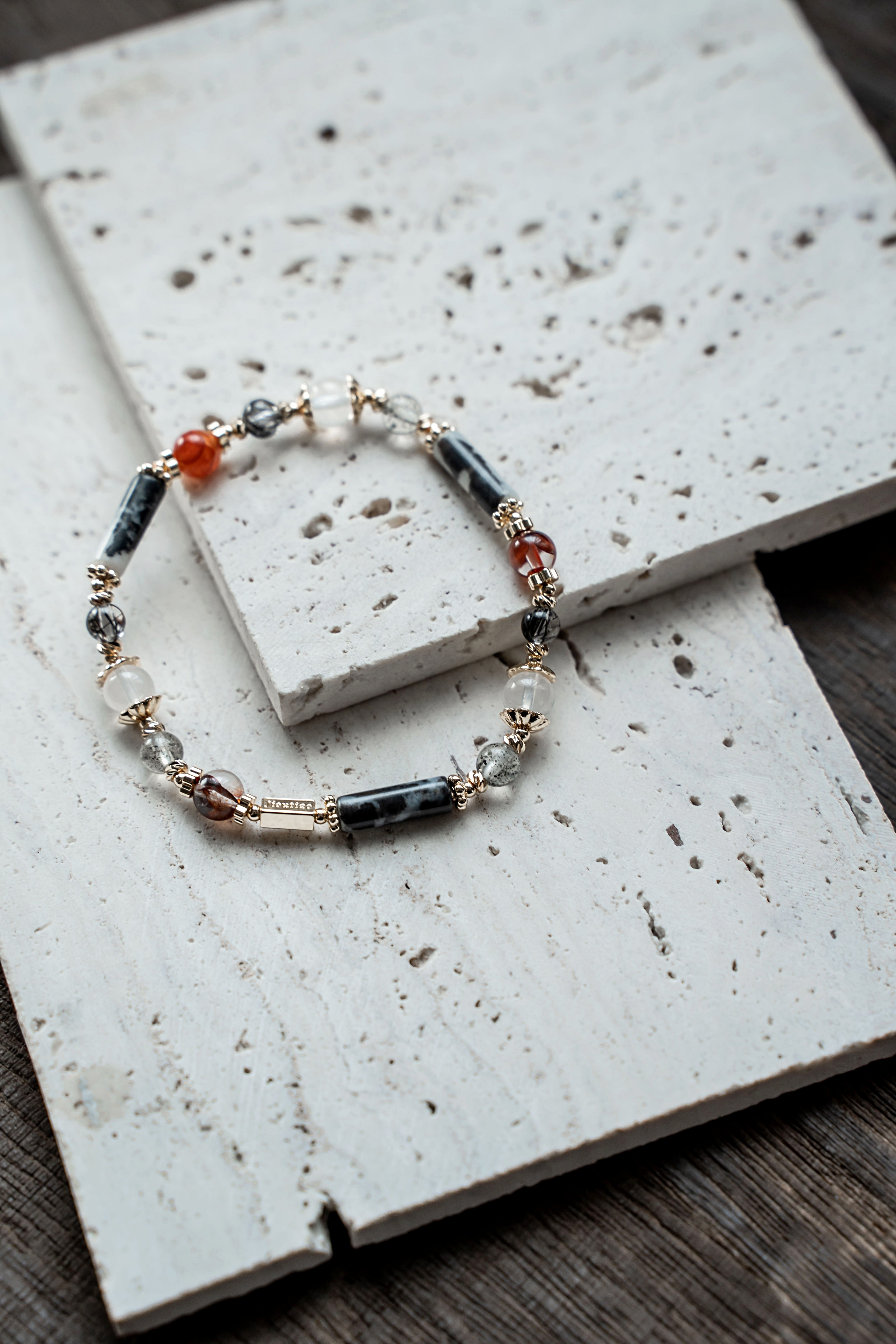 庫伊拉：黑白斑馬石｜紅膠花｜黑髮晶｜黑草莓｜藍月光