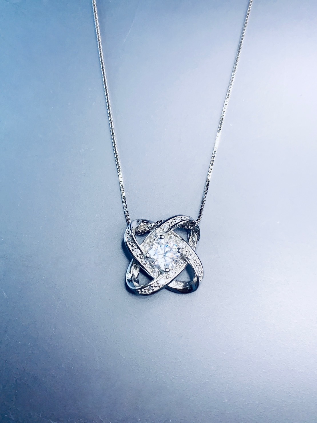 莫桑鑽項墜丨雙角度配戴丨時尚大方