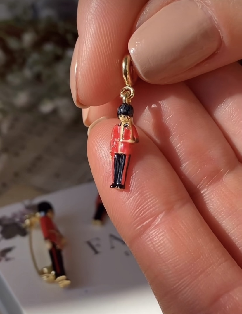 **Fable Enamel King's Guard Charm 40251