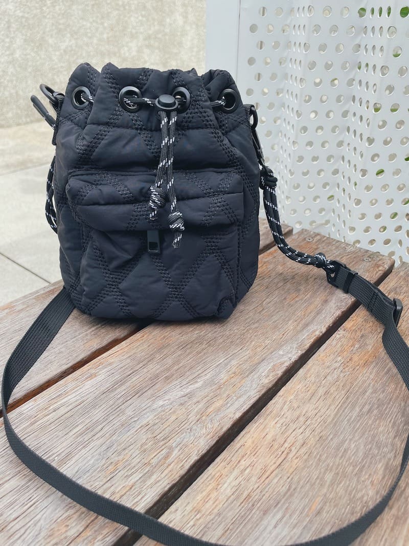 抽繩格紋尼龍小包