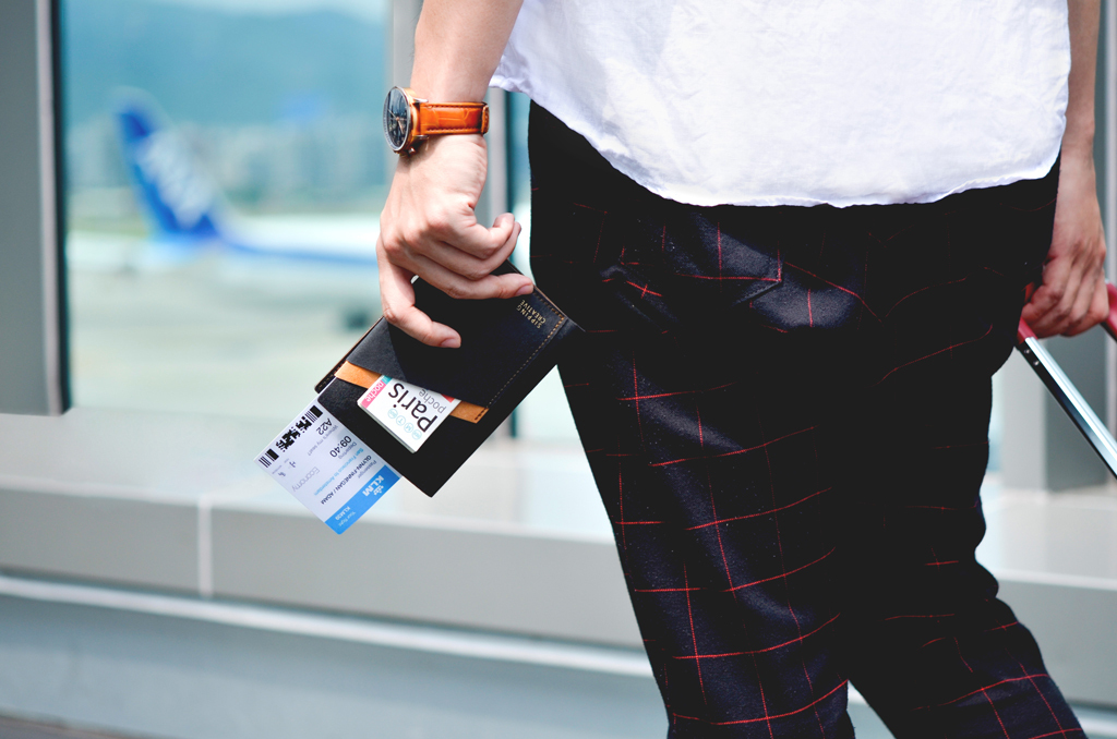 SIPPING CREATIVE 紙革護照夾,象徵畢業啟程的旅行實用好物