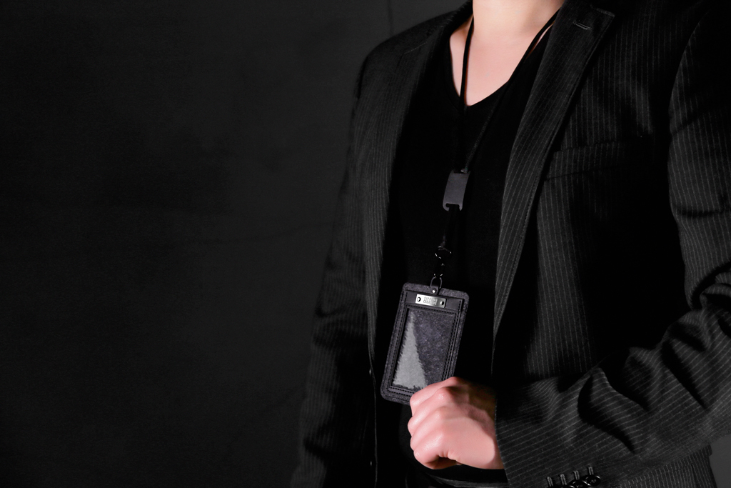 SIPPING CREATIVE 紙革證件套，陪伴畢業生進入職場的貼身配件