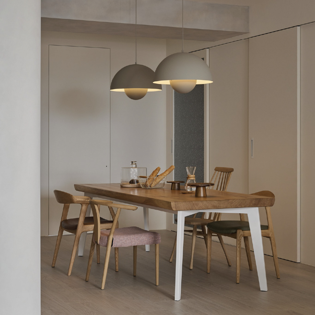 擔心黑色的鐵製餐桌桌腳和家裡設計不相容嗎？別擔心，使用烤白的餐桌桌腳，便可完美解決裝潢風格融入的問題，質感呈現更上一層樓。photo credit: 寓子設計