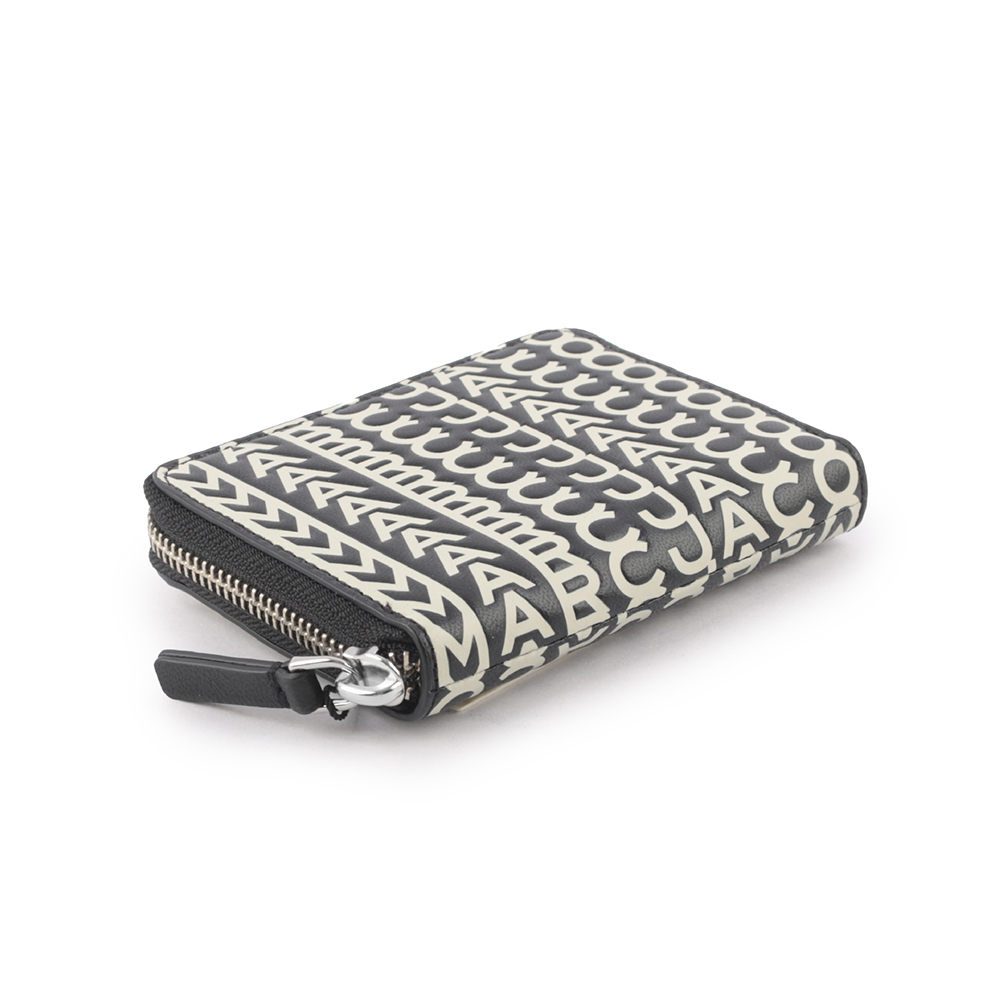 【MARC JACOBS】THE MONOGRAM 小羊皮滿版ㄇ形拉鍊卡夾/零錢包(黑色/白色)