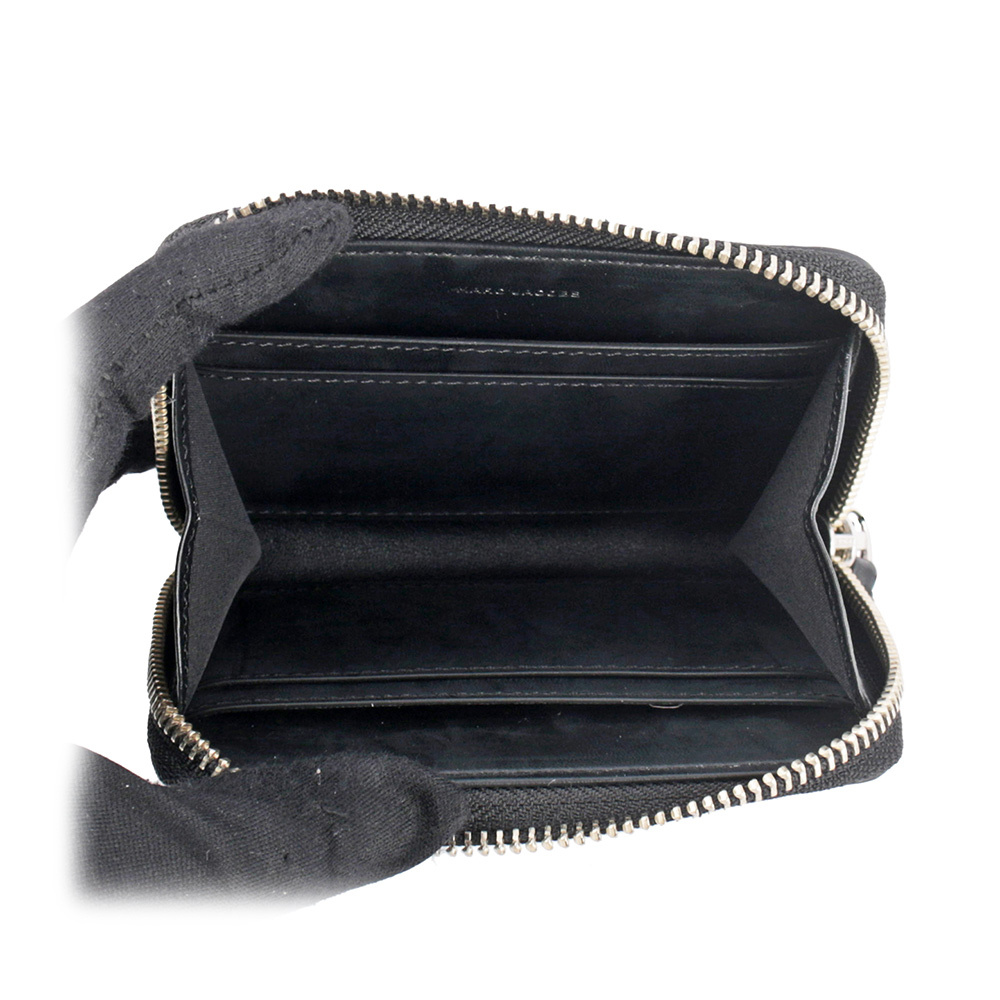 【MARC JACOBS】THE MONOGRAM 小羊皮滿版ㄇ形拉鍊卡夾/零錢包(黑色/白色)