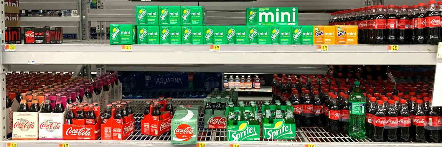 超市貨架上擺滿碳酸飲料-可樂