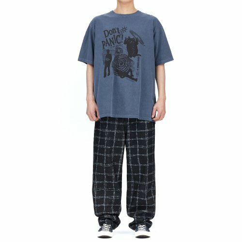 MAHAGRID - DON’T PANIC PIGMENT TEE NAVY