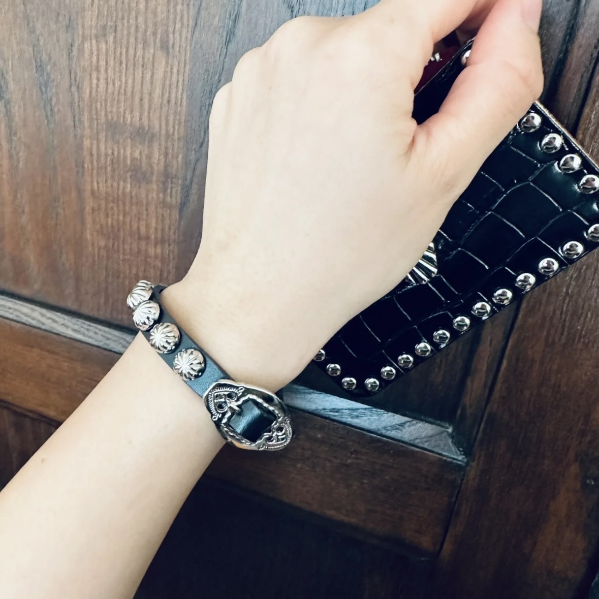アクセサリー TOGA ARCHIVES l leather bangle TZ252-AK907_05.jpg?v=1750674941