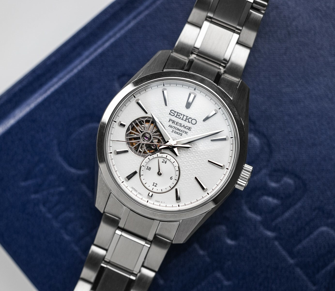 萬年鐘錶 - SEIKO Presage   麻葉圖紋開心視窗機械錶  SPB415J1 /  6R5J-00A0S 錶徑40.2MM