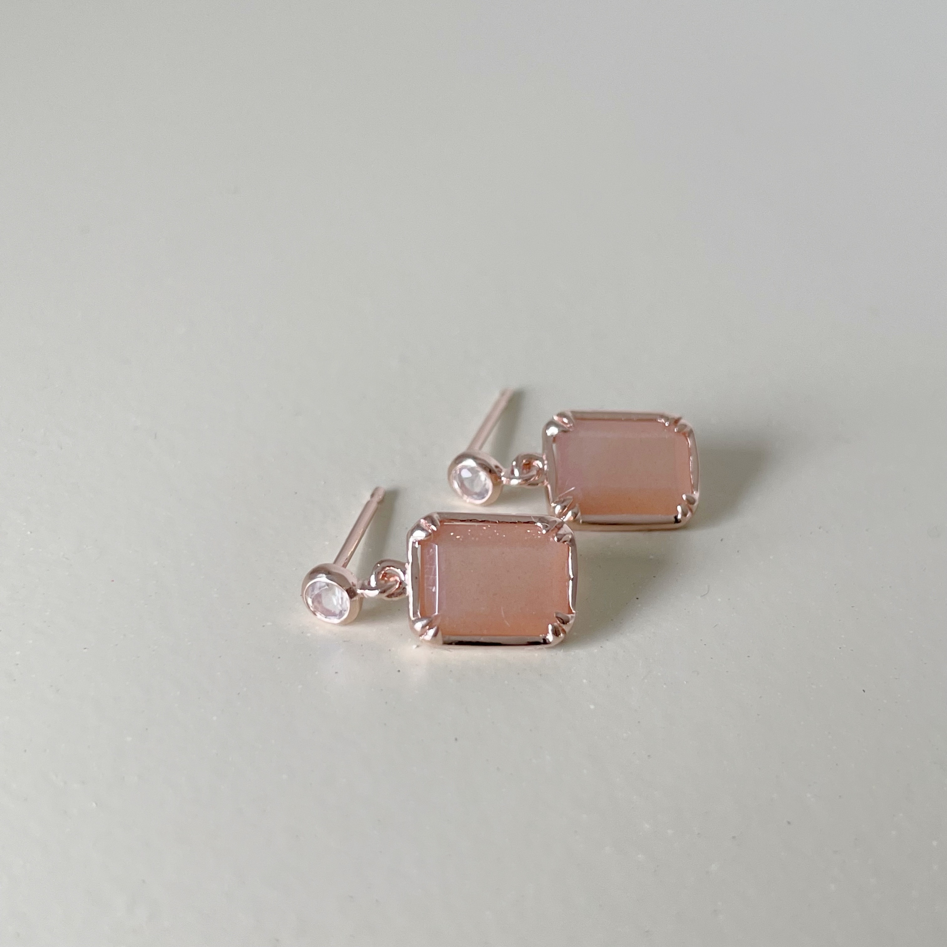 公主爪鑲長方蜜桃月光耳環