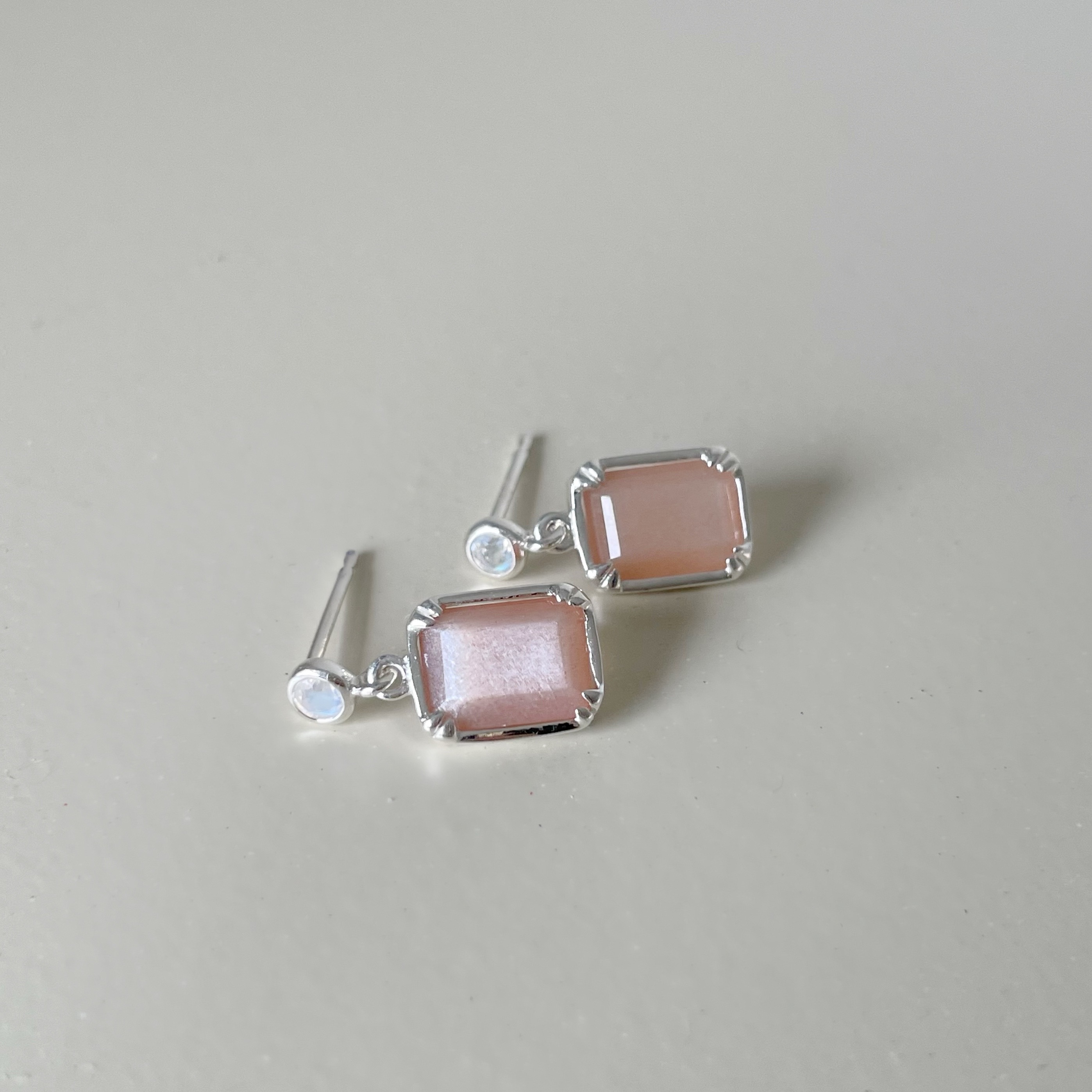 公主爪鑲長方蜜桃月光耳環