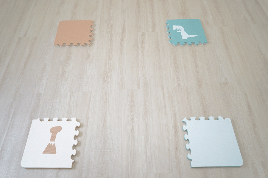 第２步：沿著四周將地墊排好