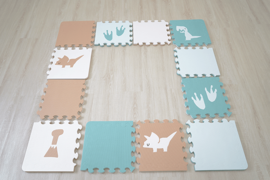 第３步：把地墊依序拼接起來，將多餘的邊條拔掉