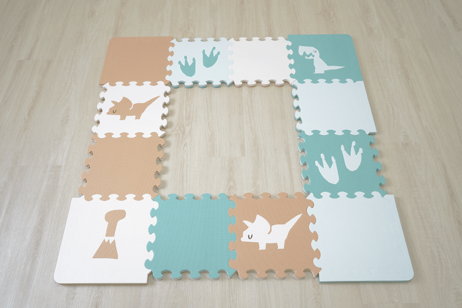 第４步：放入中間四片地墊，並將趨少的邊條補滿，就拼接完成囉～