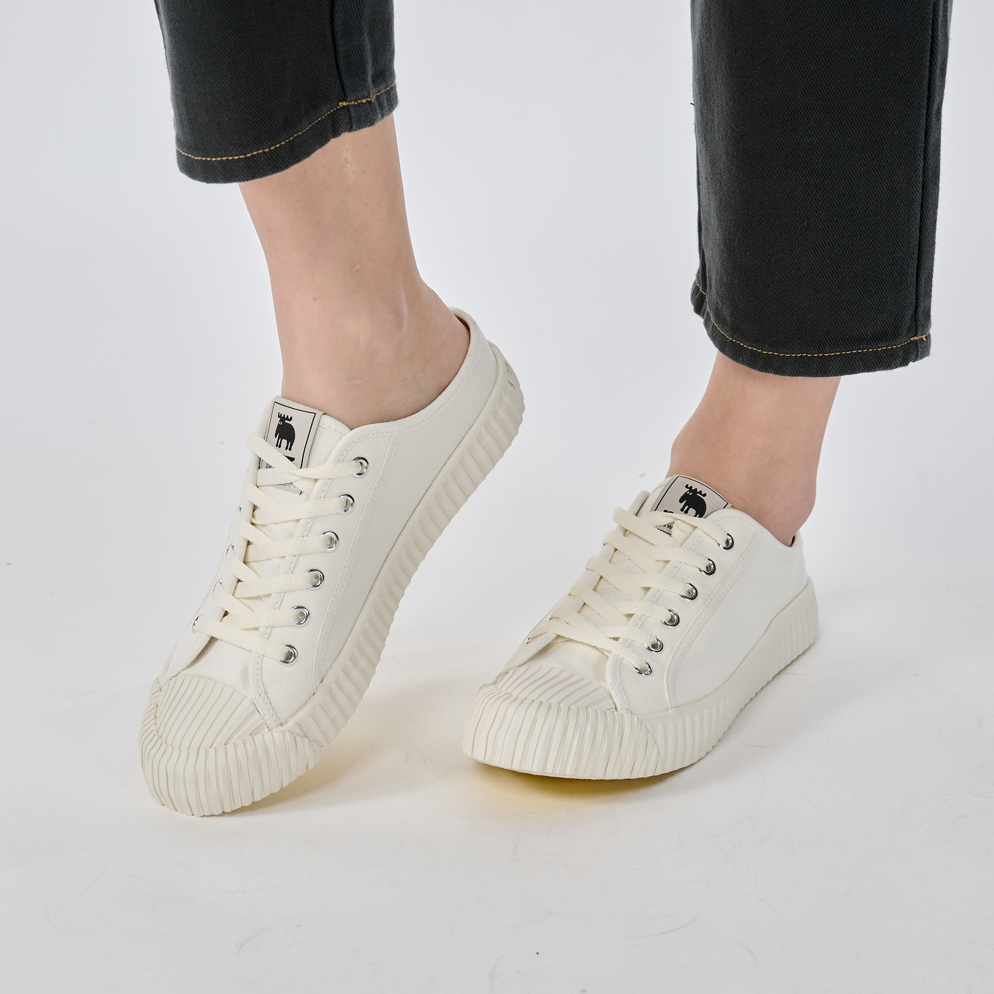 【惜福商品$799】moz瑞典 穆勒拖鞋式餅乾鞋(經典白)