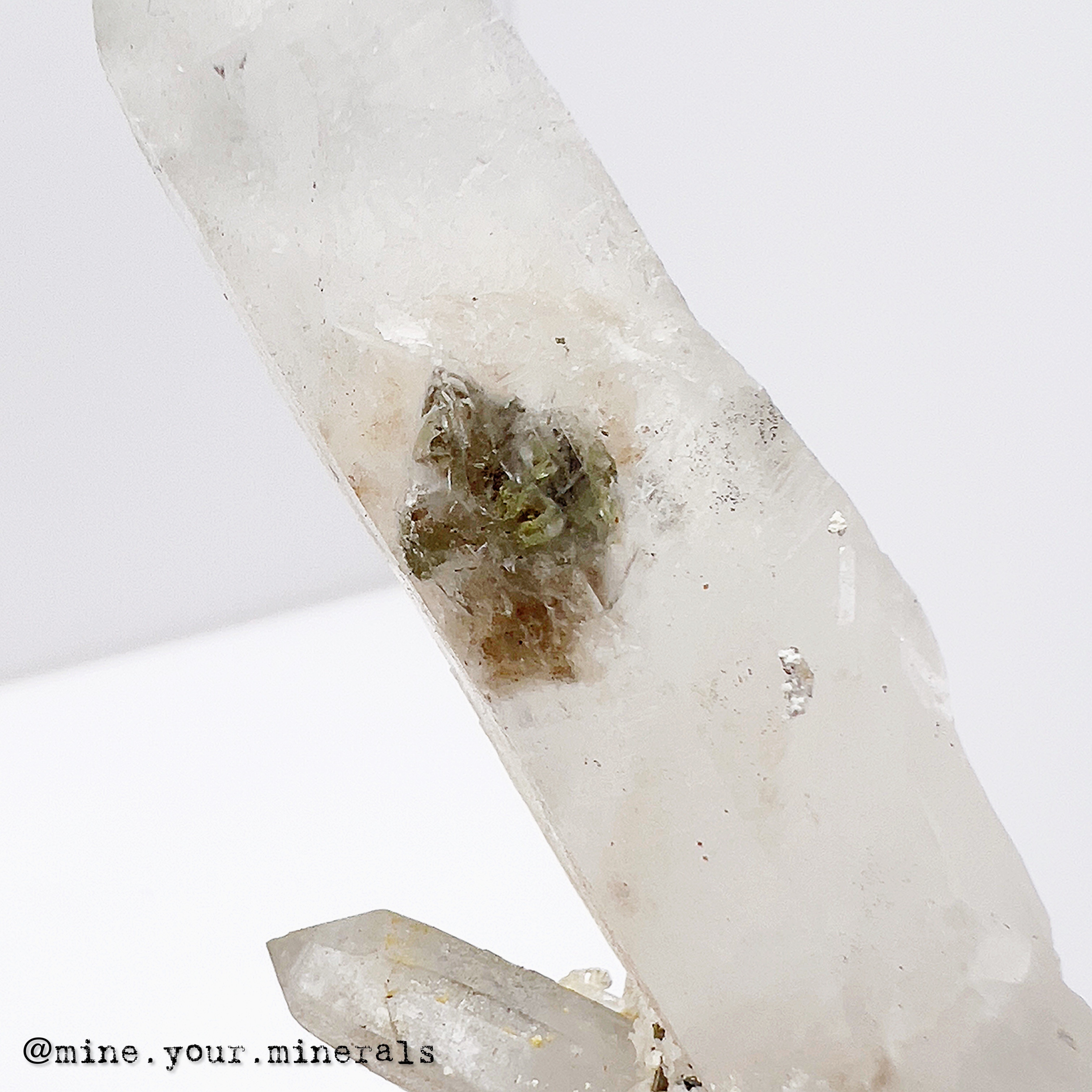黃鐵礦共生白水晶簇