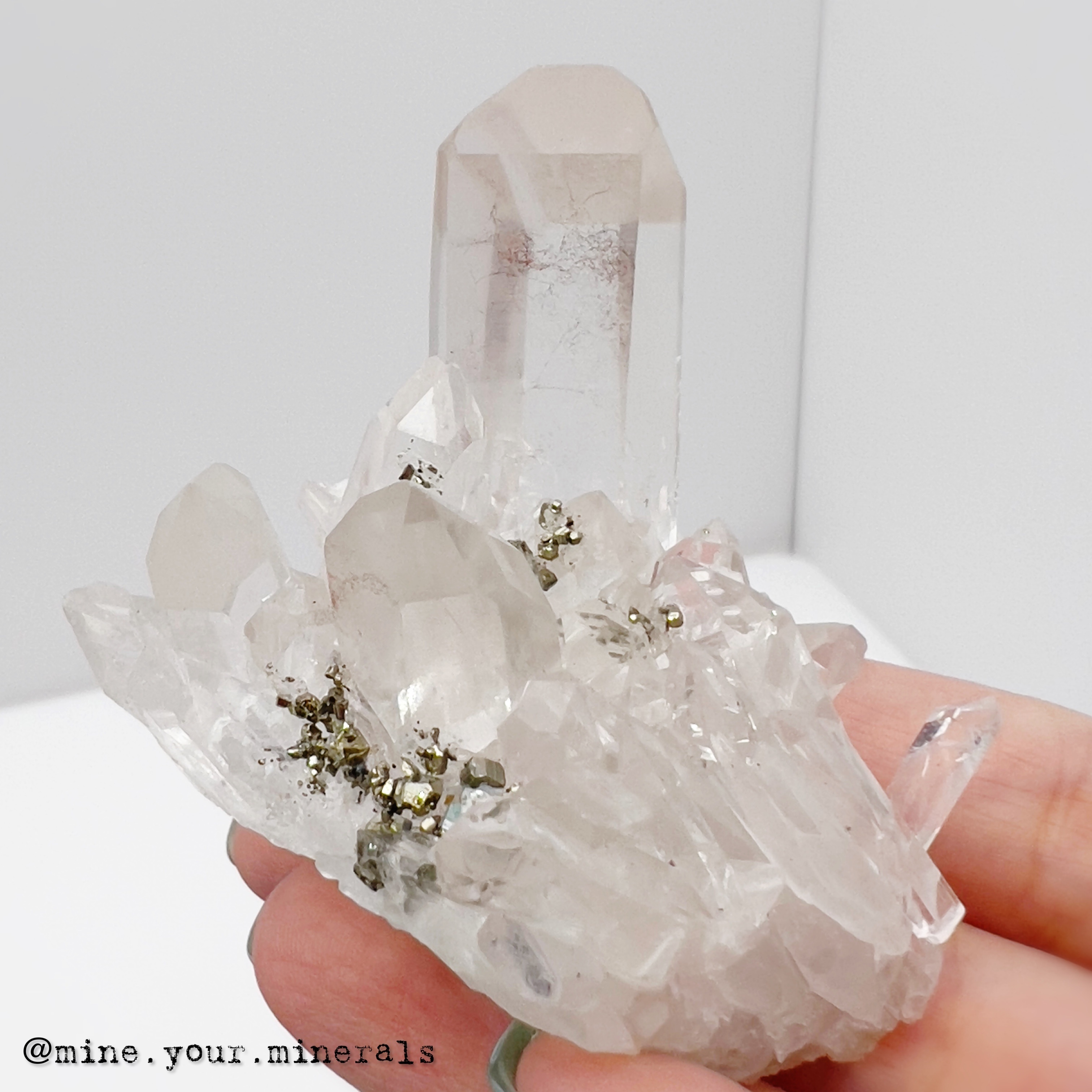 黃鐵礦共生白水晶簇