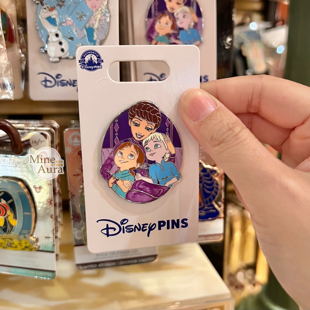 艾莎 Elsa 安娜Anna 童年小時候 造型 徽章 PIN 冰雪奇緣 Frozen -香港迪士尼樂園