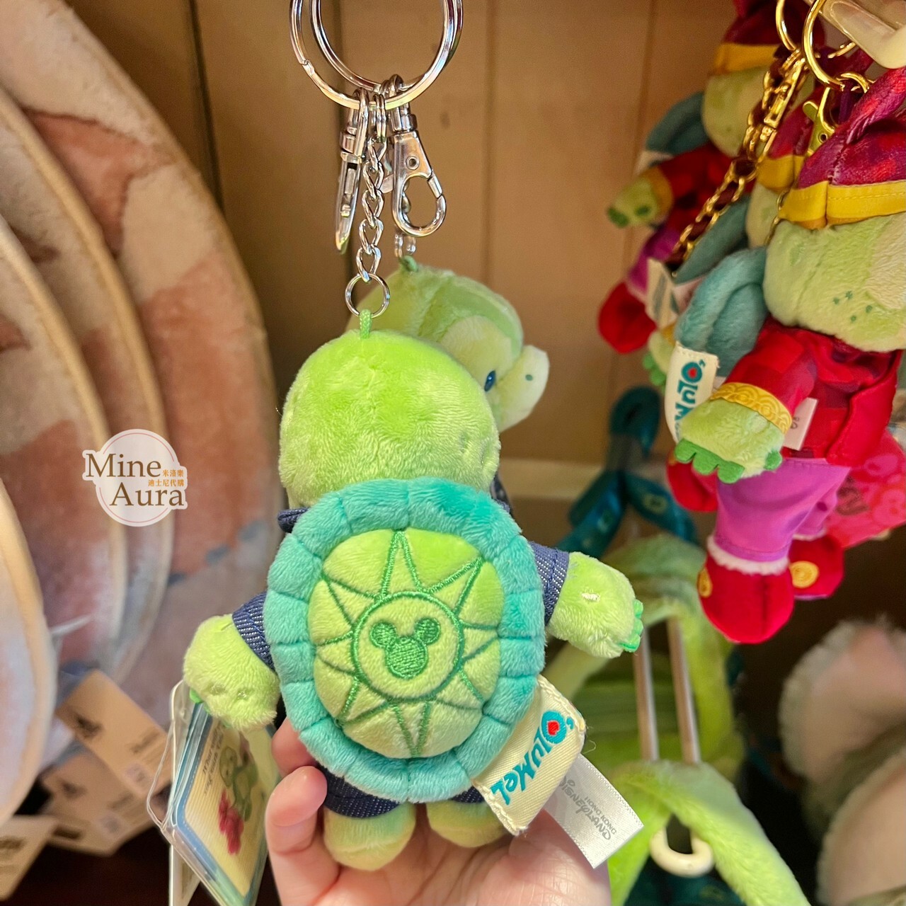 (現貨) 奧樂米拉 海龜 OluMel 牛仔裝造型 絨毛 吊飾 鑰匙圈 -香港迪士尼樂園