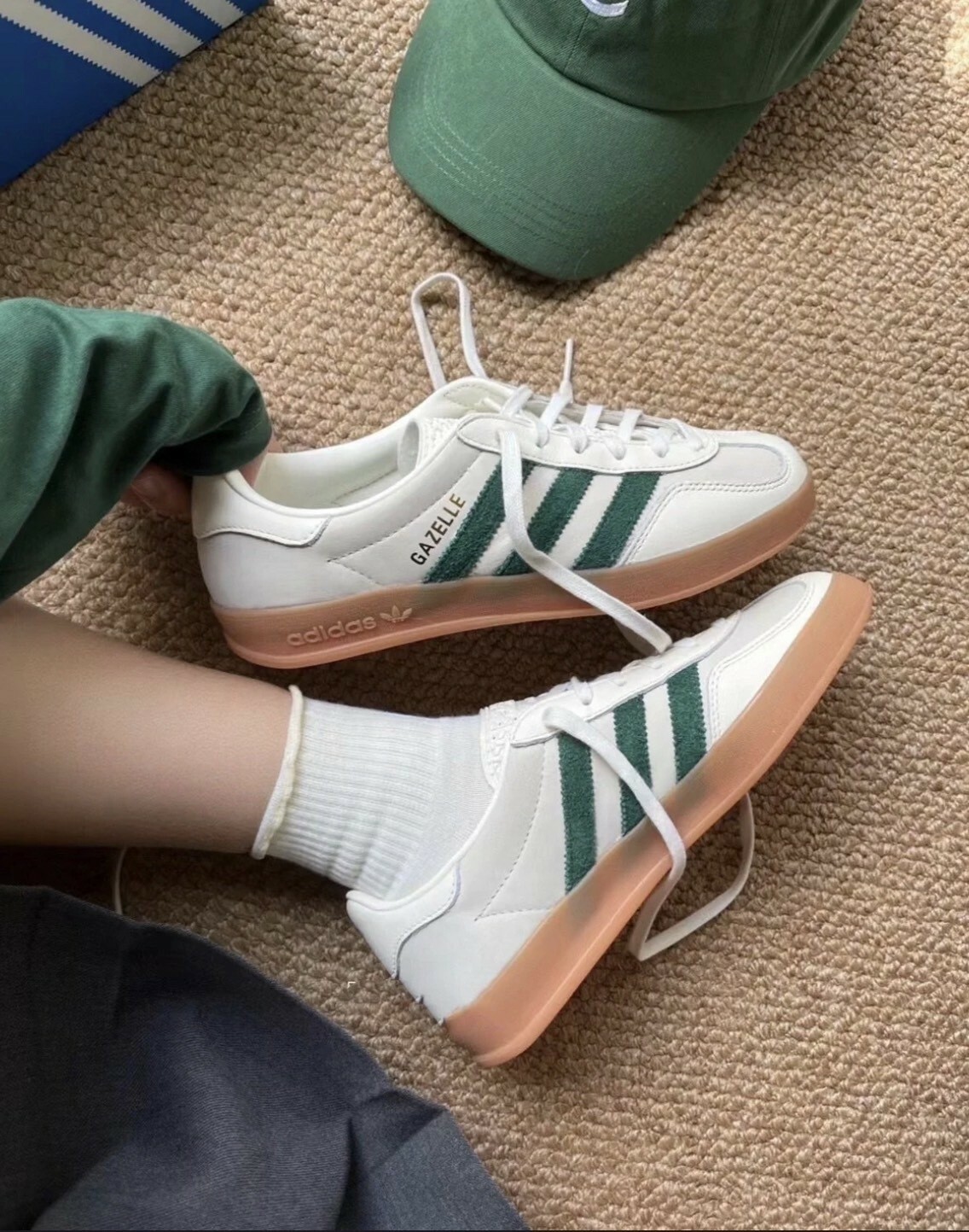 最上の品質な GAZELLE adidas 新品 INDOOR ID2567 EMMI スニーカー