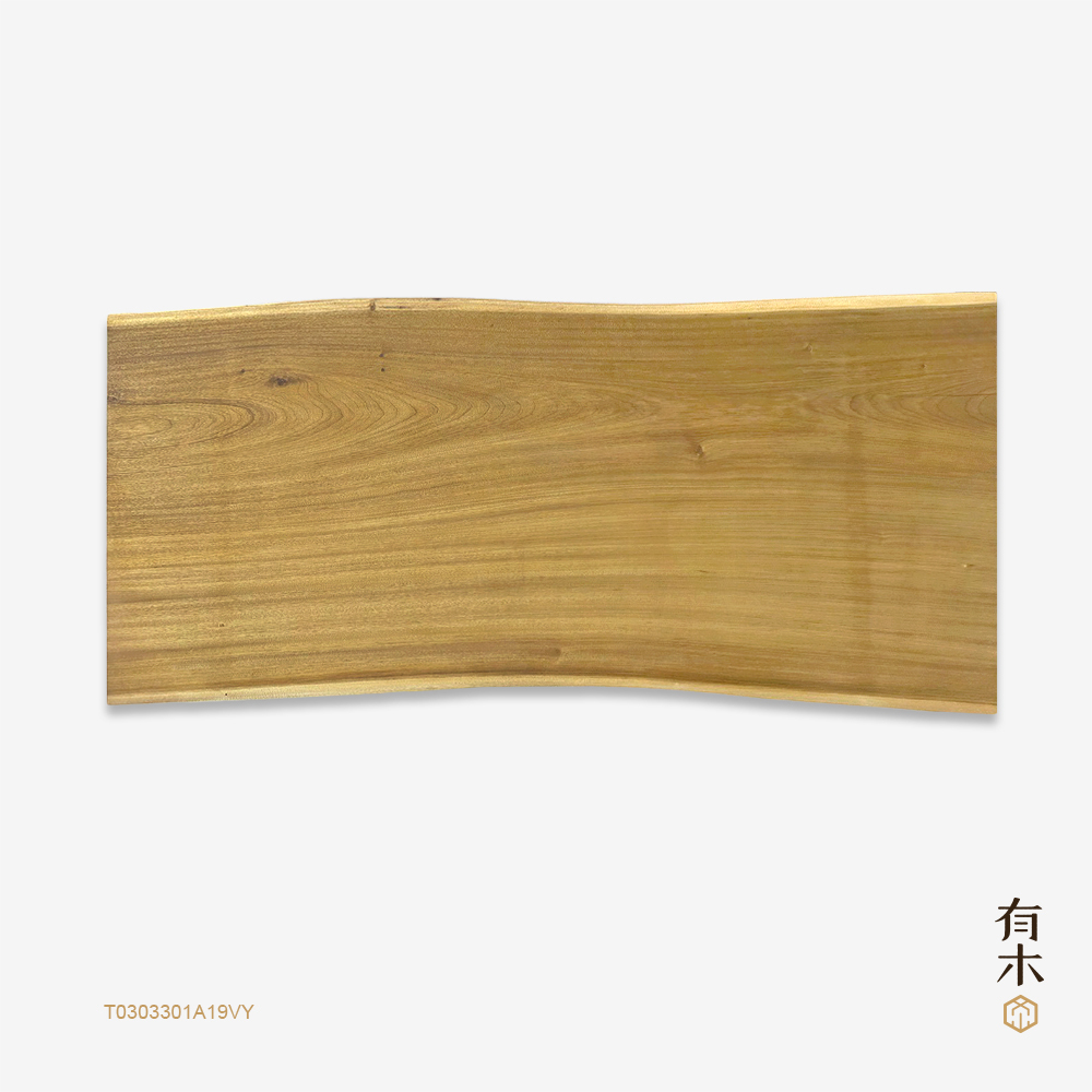 圖為長度190公分、寬度82-29公分、厚5.6公分的南洋烏心石一枚板，可搭配腳座製成原木餐桌、原木茶几、原木工作桌等。