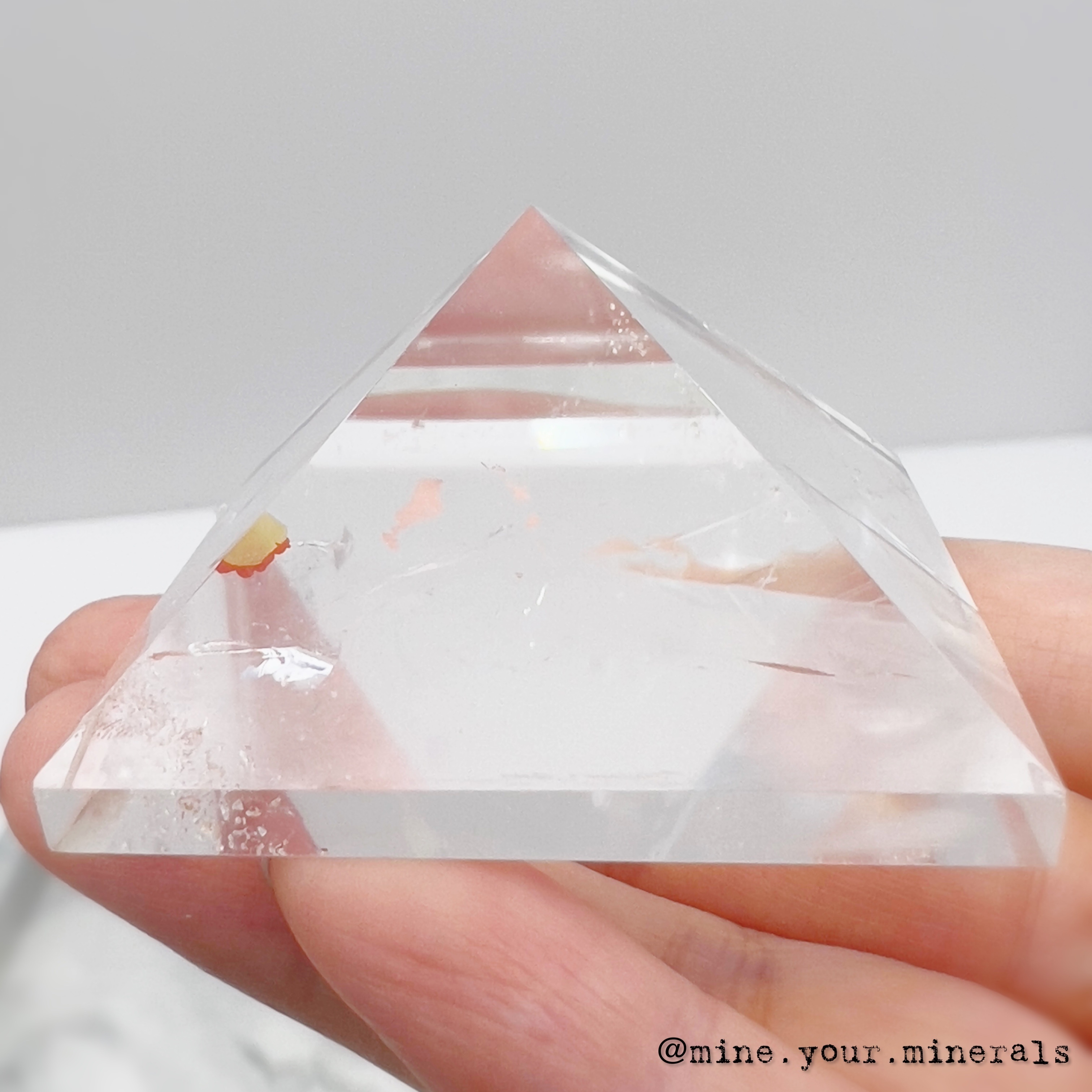 帶錦鯉膠花白水晶金字塔