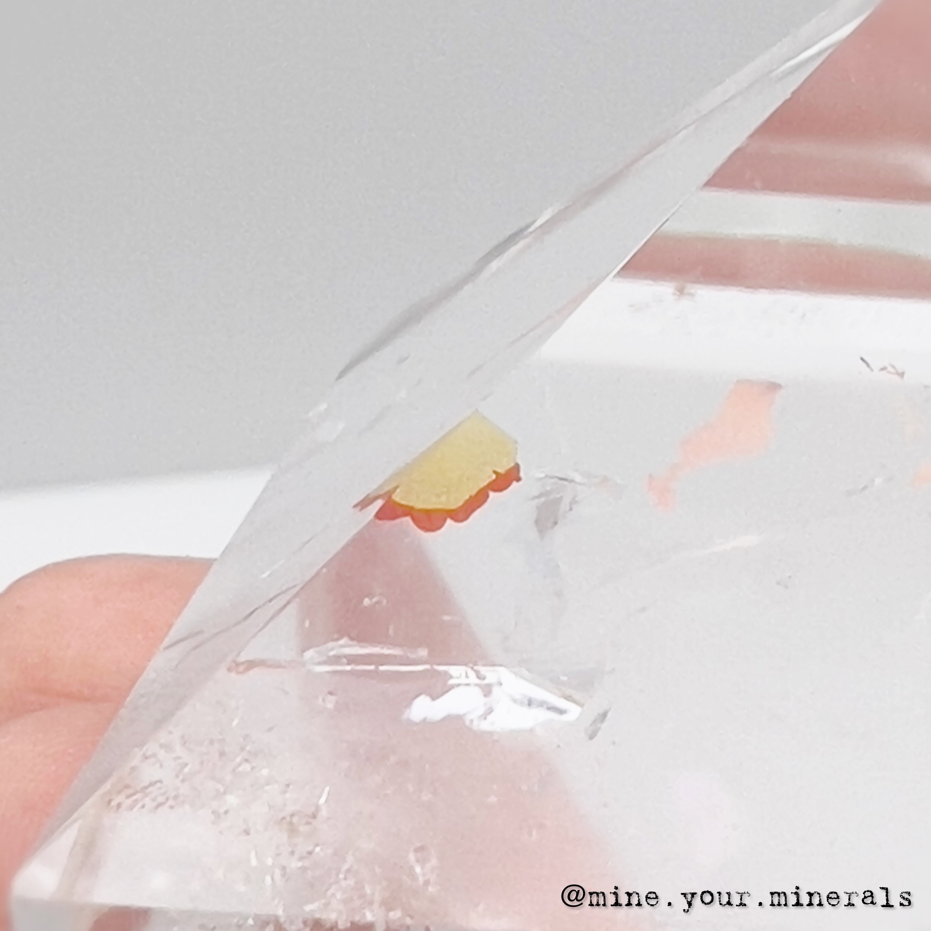 帶錦鯉膠花白水晶金字塔