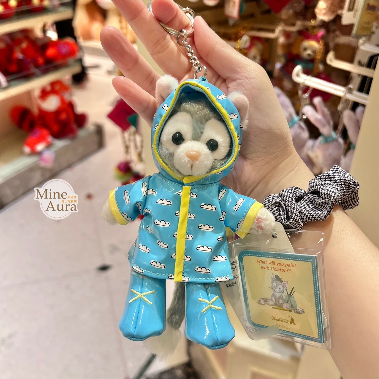 (現貨) 傑拉托尼 畫家貓 Gelatoni 雨衣裝造型 絨毛 吊飾 鑰匙圈 -香港迪士尼樂園