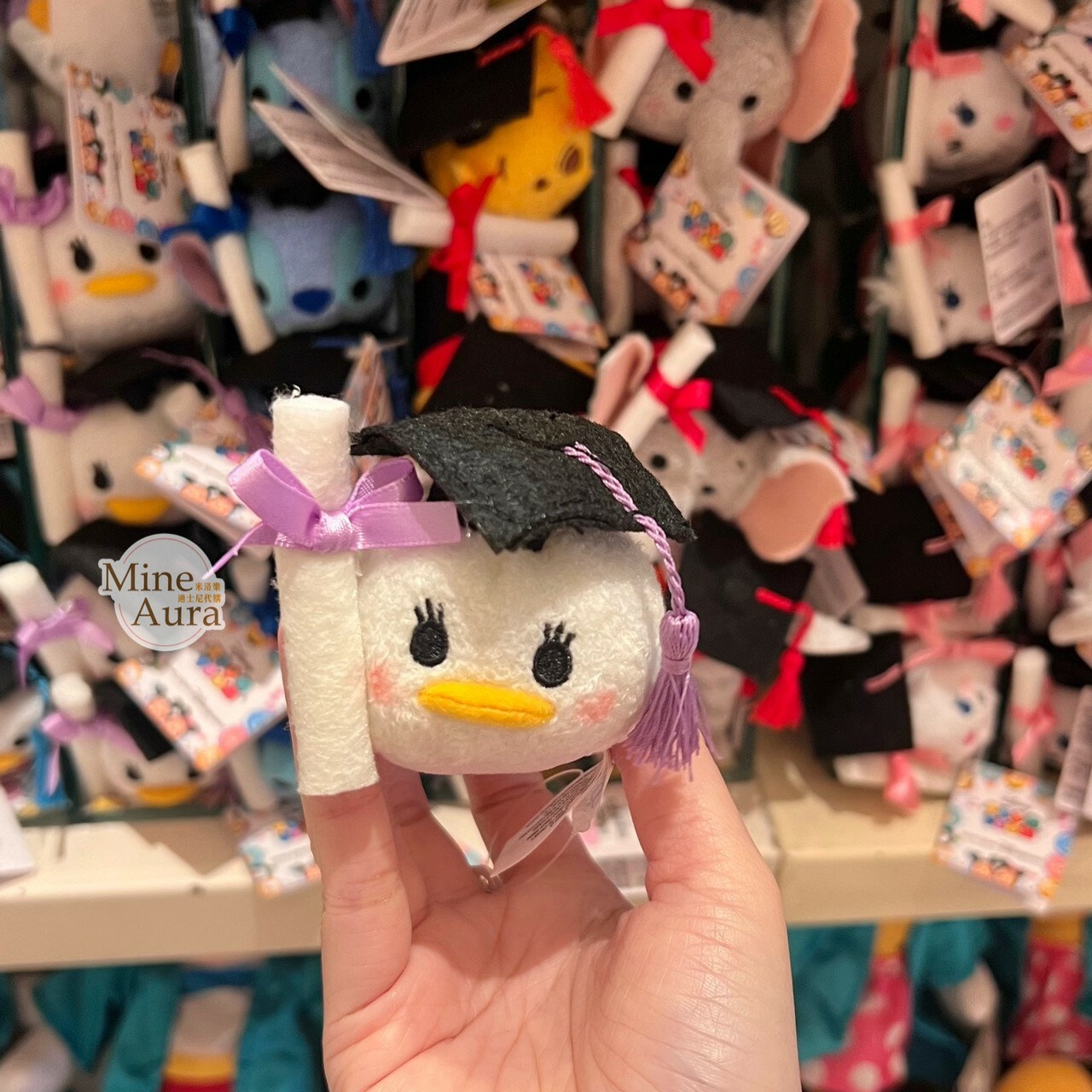 TSUM TSUM 畢業學士服造型 黛西 Daisy 迷你公仔 娃娃 -香港迪士尼樂園