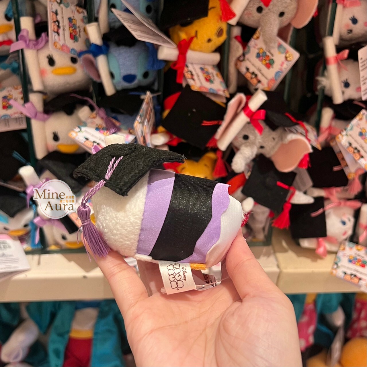 TSUM TSUM 畢業學士服造型 黛西 Daisy 迷你公仔 娃娃 -香港迪士尼樂園