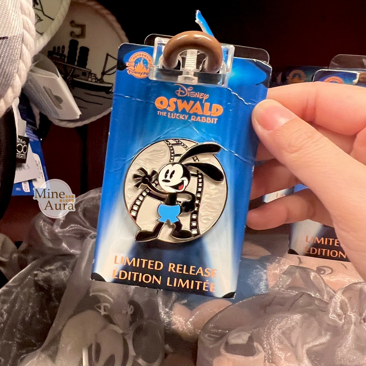 幸運兔 奧斯華 Oswald 招手 藍褲 造型 徽章 PIN -香港迪士尼樂園