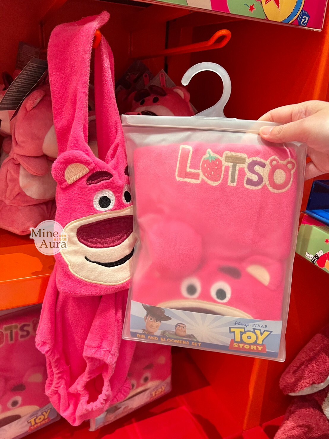 (現貨) 熊抱哥 Lotso 造型 圍兜兜+小褲褲 兩件組 玩具總動員 Toy Story 嬰兒用品 -香港迪士尼樂園
