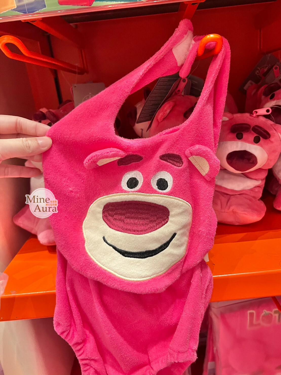 (現貨) 熊抱哥 Lotso 造型 圍兜兜+小褲褲 兩件組 玩具總動員 Toy Story 嬰兒用品 -香港迪士尼樂園