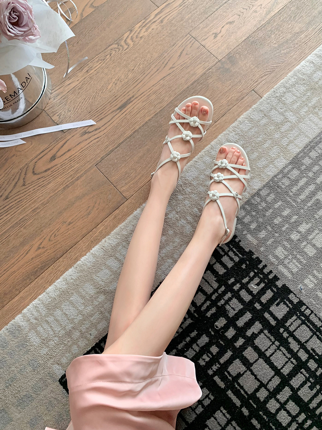 立體山茶花 真皮羅馬涼鞋(34-40)(黑/白/灰)