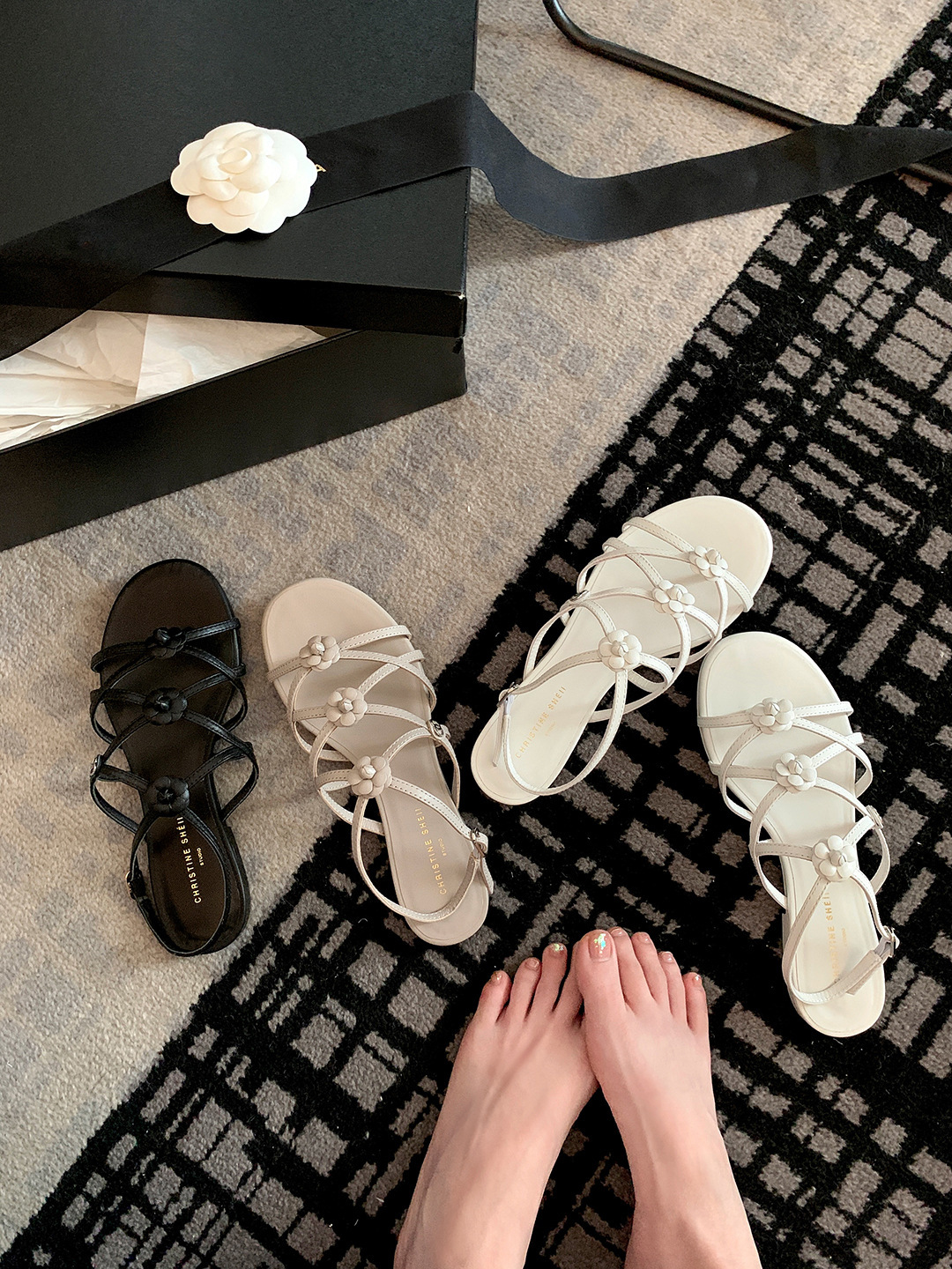 立體山茶花 真皮羅馬涼鞋(34-40)(黑/白/灰)