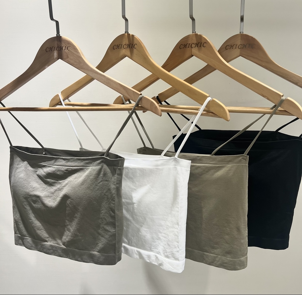 U01囤貨熱賣細肩平口舒適小可愛(綠/黑)