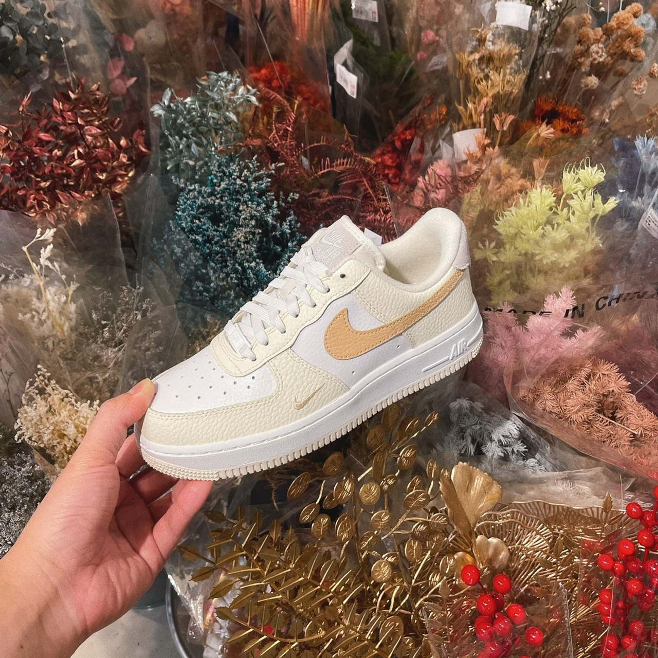 Nike Air Force 1 白桃椰奶 歐洲限定 鵝黃 白色 小金勾 白鞋 AF1 DX8953-100